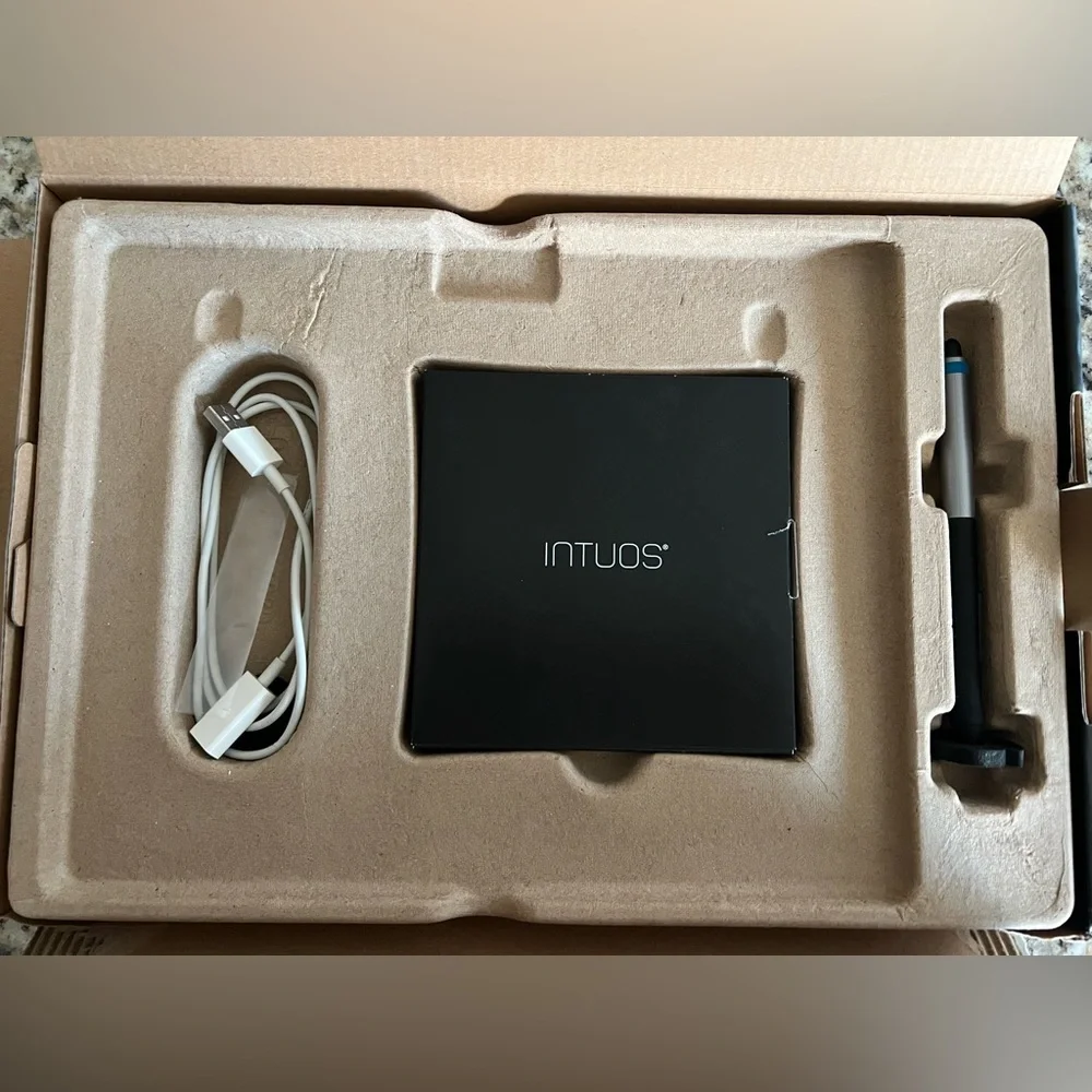 NEW!! Wacom Intuos Creative Pen & Touch Tablet - CTH680 - Picture 4 of 7